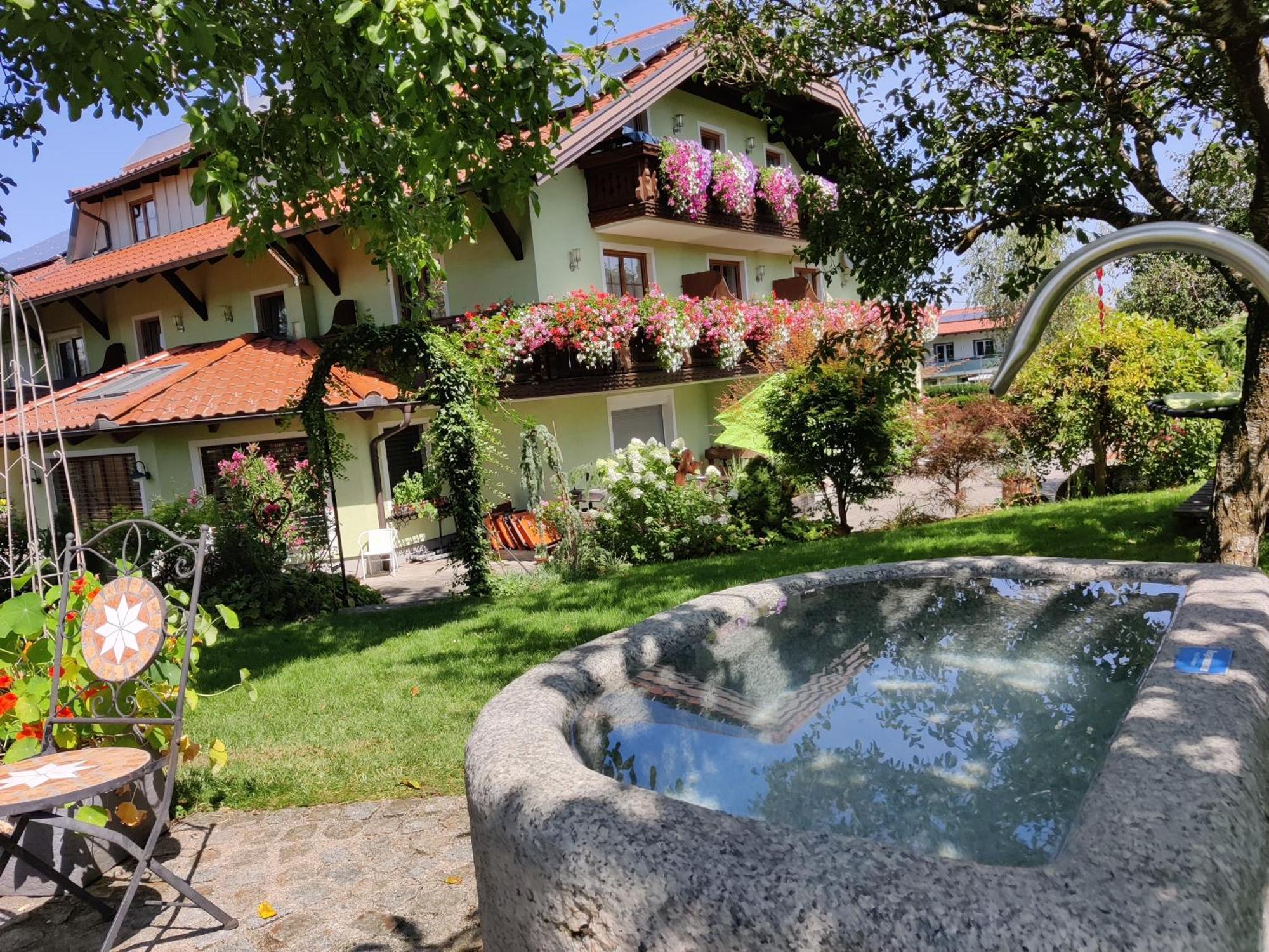Pension Holzapfel Sankt Georgen im Attergau Exterior photo